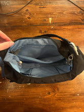 Cargar imagen en el visor de la galería, Travelon Anti-Theft Shoulder Bag
