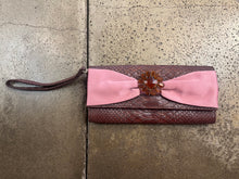 Cargar imagen en el visor de la galería, Liz Claiborne Purple Reptile Skin Clutch Wallet
