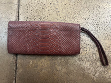 Cargar imagen en el visor de la galería, Liz Claiborne Purple Reptile Skin Clutch Wallet
