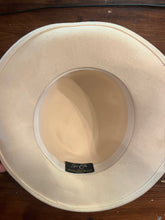 Cargar imagen en el visor de la galería, Vintage Cream Wool Hat
