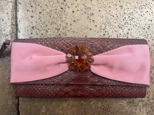 Cargar imagen en el visor de la galería, Liz Claiborne Purple Reptile Skin Clutch Wallet
