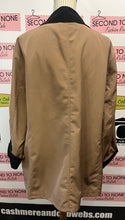 Cargar imagen en el visor de la galería, Black &amp; Caramel Reversible Light Coat (Size 20)
