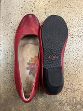 Cargar imagen en el visor de la galería, Taos Cherry Red Leather Shoes (Size 8)
