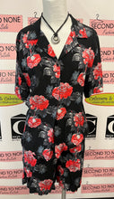 Charger l'image dans la galerie, B&amp;W Rose Print Matching Shorts &amp; Shirt Set (Size S/M)
