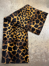 Cargar imagen en el visor de la galería, Danier Cabana Leopard Print Scarf
