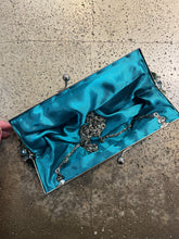 Cargar imagen en el visor de la galería, Green &amp; Silver Y2K Sequin Evening Bag
