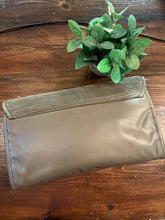 Load image into Gallery viewer, Vintage Oversized Clutch
