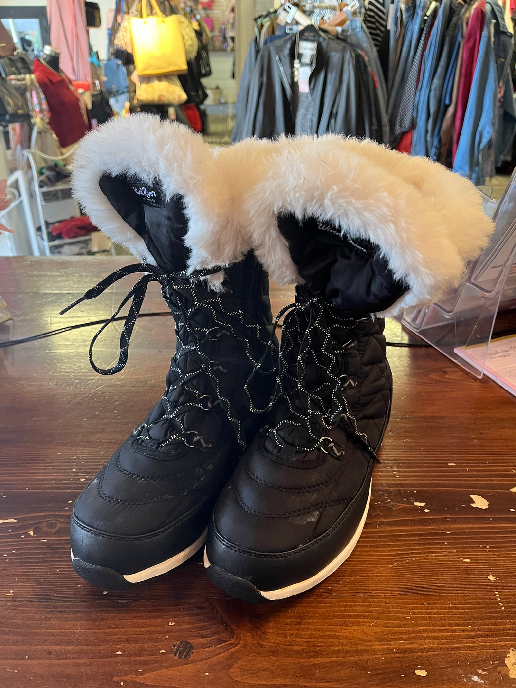 Wind River Soft Lined Boots (Size 9)k