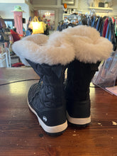 Load image into Gallery viewer, Wind River Soft Lined Boots (Size 9)k
