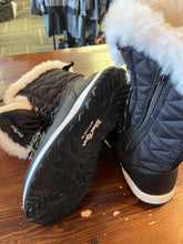 Load image into Gallery viewer, Wind River Soft Lined Boots (Size 9)k
