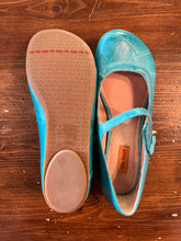 Load image into Gallery viewer, Turquoise Leather Ballet Flats (Size 7)

