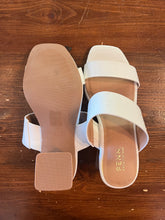 Load image into Gallery viewer, Pennington’s White Heeled Sandals (Size 7)
