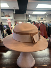 Cargar imagen en el visor de la galería, Vintage Cream Wool Hat
