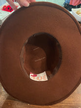Cargar imagen en el visor de la galería, Brown Velour Wide Brim Hat
