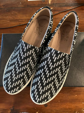 Cargar imagen en el visor de la galería, Naturalizer Black &amp; White Chevron Sneakers (Size 8.5)
