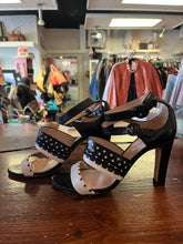 Cargar imagen en el visor de la galería, L.K. Bennet Black and Ivory Leather Heels (Size 9)
