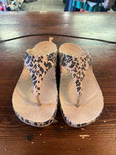 Cargar imagen en el visor de la galería, Animal Print Crocs Flip-Flops (Size 8)
