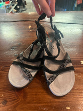 Load image into Gallery viewer, Merrell Outdoorsy Sandals (Size 6)
