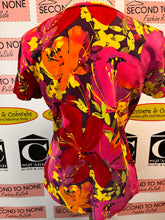 Cargar imagen en el visor de la galería, Croft &amp; Barrow Bold Colourful Floral T-Shirt (Size M)
