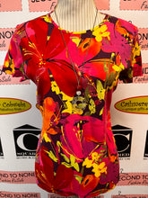 Cargar imagen en el visor de la galería, Croft &amp; Barrow Bold Colourful Floral T-Shirt (Size M)
