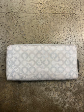 Cargar imagen en el visor de la galería, Vintage Coach Snow Queen Wallet
