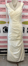 Load image into Gallery viewer, David’s Bridal Ivory Wedding Dress with Bag (Size 12)
