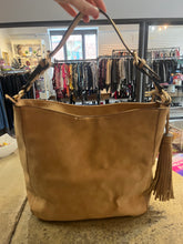 Charger l'image dans la galerie, Louenhide Tan Shoulder Bag
