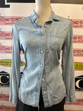Charger l'image dans la galerie, Eddie Bauer Denim Button Front Top (Size PM)
