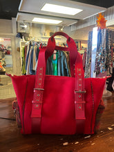 Charger l'image dans la galerie, Kenneth Cole Reaction Red Felt Bag
