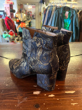 Charger l'image dans la galerie, Franco Sarto Gold Brocade Boots (Size 9)
