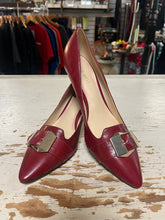 Charger l'image dans la galerie, Nine West Muted Red &amp; Gold Buckle Pumps (Size 8.5)
