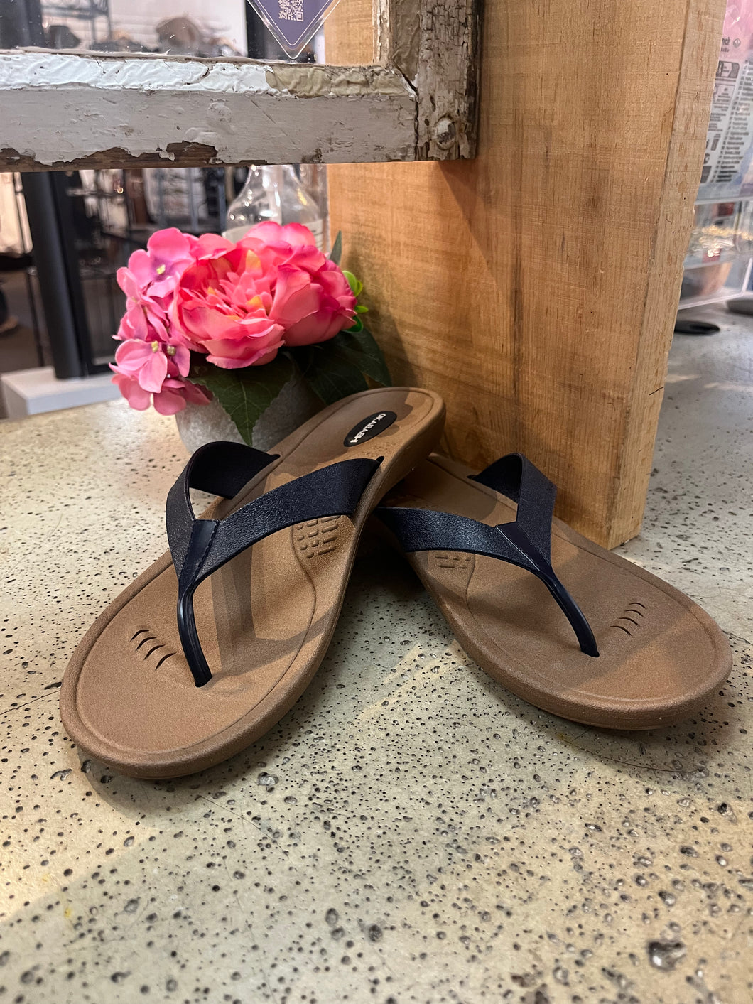 Okabashi Flip Flops (Size 10)