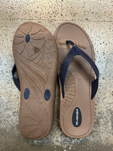 Load image into Gallery viewer, Okabashi Flip Flops (Size 10)
