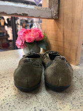 Load image into Gallery viewer, Viva Green Ballet Flats (Size 9)

