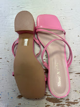 Cargar imagen en el visor de la galería, Nearly New Bubble Gum Pink Strappy Heels (Size 7)

