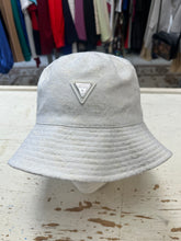 Cargar imagen en el visor de la galería, Guess White Logo Bucket Hat
