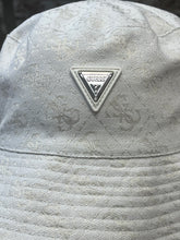 Cargar imagen en el visor de la galería, Guess White Logo Bucket Hat
