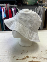 Cargar imagen en el visor de la galería, Guess White Logo Bucket Hat
