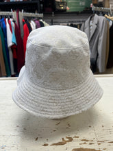 Cargar imagen en el visor de la galería, Guess White Logo Bucket Hat
