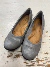 Cargar imagen en el visor de la galería, Clarks Silver Comfort Flats (Size 7)
