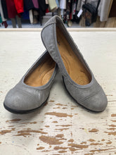 Cargar imagen en el visor de la galería, Clarks Silver Comfort Flats (Size 7)
