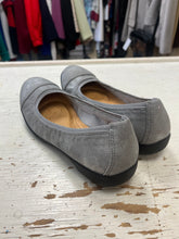 Cargar imagen en el visor de la galería, Clarks Silver Comfort Flats (Size 7)
