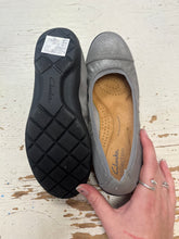 Cargar imagen en el visor de la galería, Clarks Silver Comfort Flats (Size 7)
