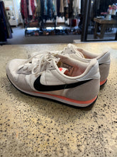 Cargar imagen en el visor de la galería, Nike Genico Suede Accent Sneakers (Size 8.5/Men’s 6.5)
