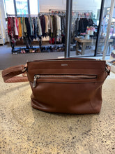 Cargar imagen en el visor de la galería, Roots Brown Crossbody
