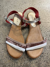 Cargar imagen en el visor de la galería, Spanish Made Red Multi Texture Sandals (Size 8/EU 39)
