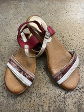 Cargar imagen en el visor de la galería, Spanish Made Red Multi Texture Sandals (Size 8/EU 39)
