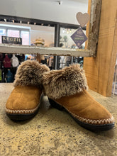 Load image into Gallery viewer, Brown Moccasin Boots (Size 6.5-7)
