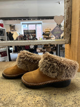 Load image into Gallery viewer, Brown Moccasin Boots (Size 6.5-7)
