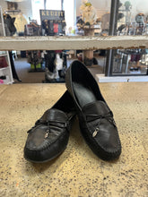 Load image into Gallery viewer, Mootsies Tootsies Black Loafers (Size 10)
